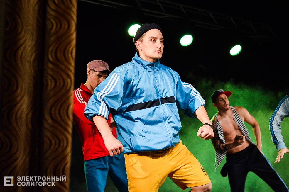 шоу под дождем