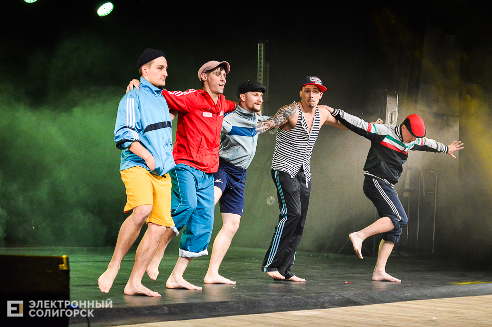 шоу под дождем