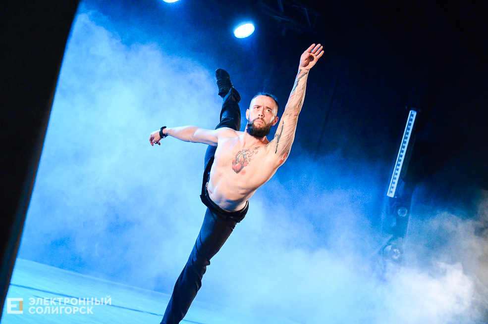 шоу под дождем