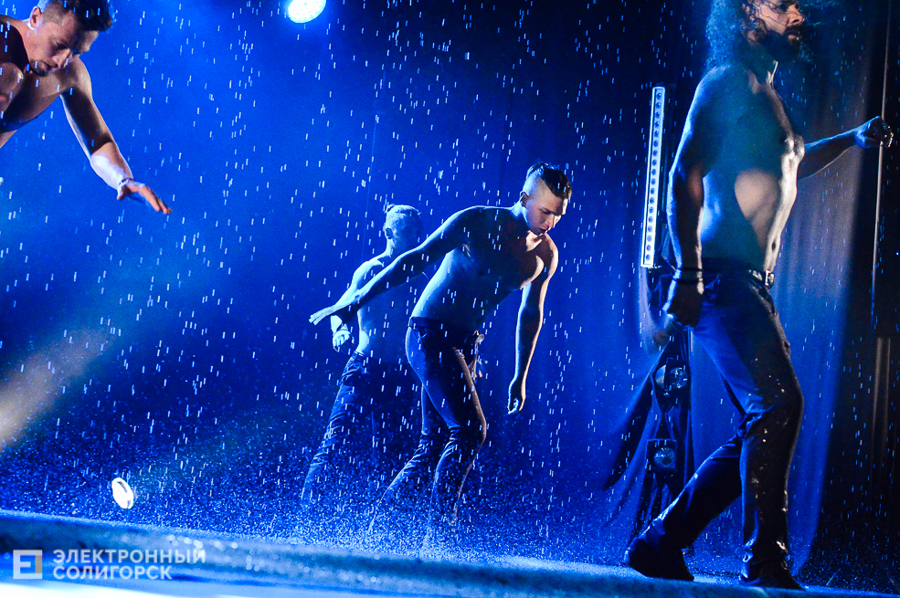 шоу под дождем