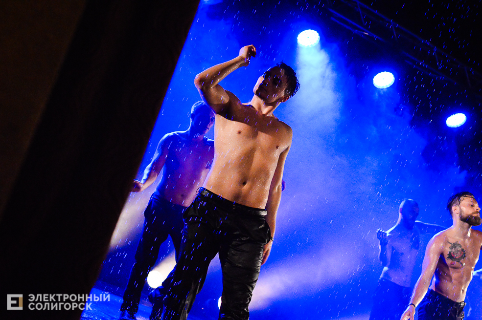 шоу под дождем