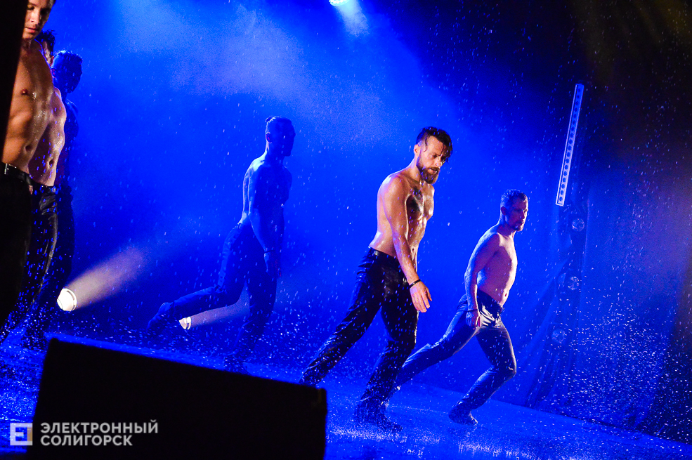 шоу под дождем