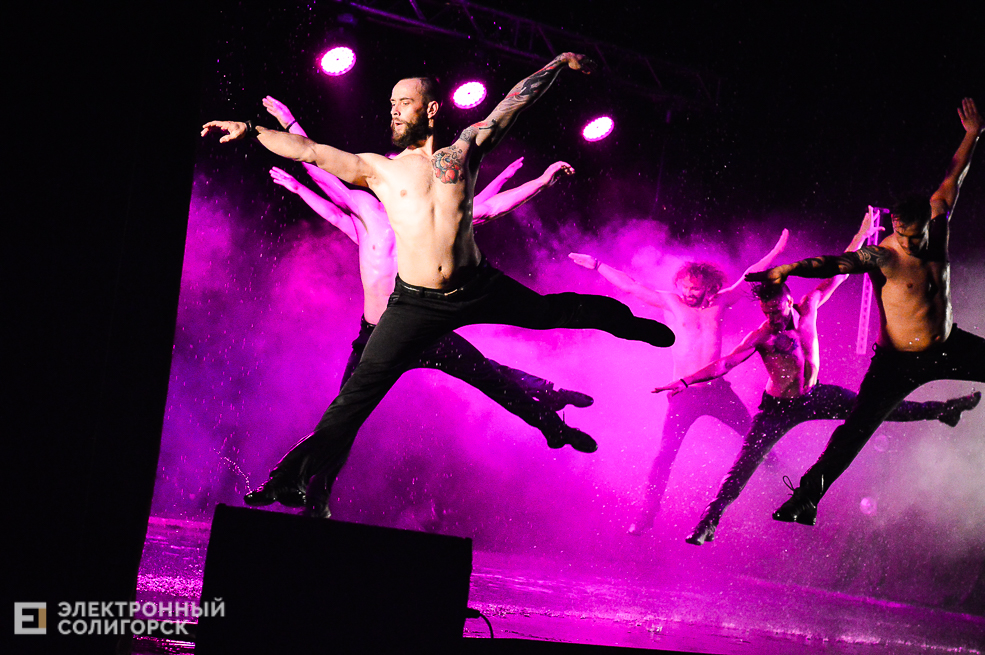 шоу под дождем