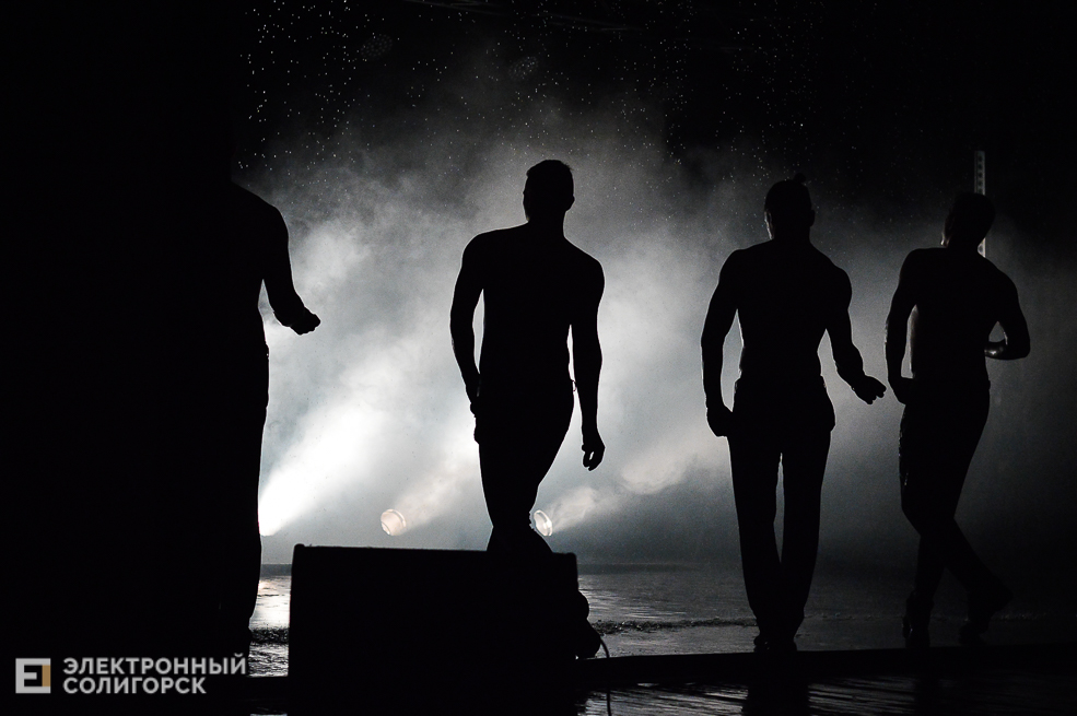 шоу под дождем