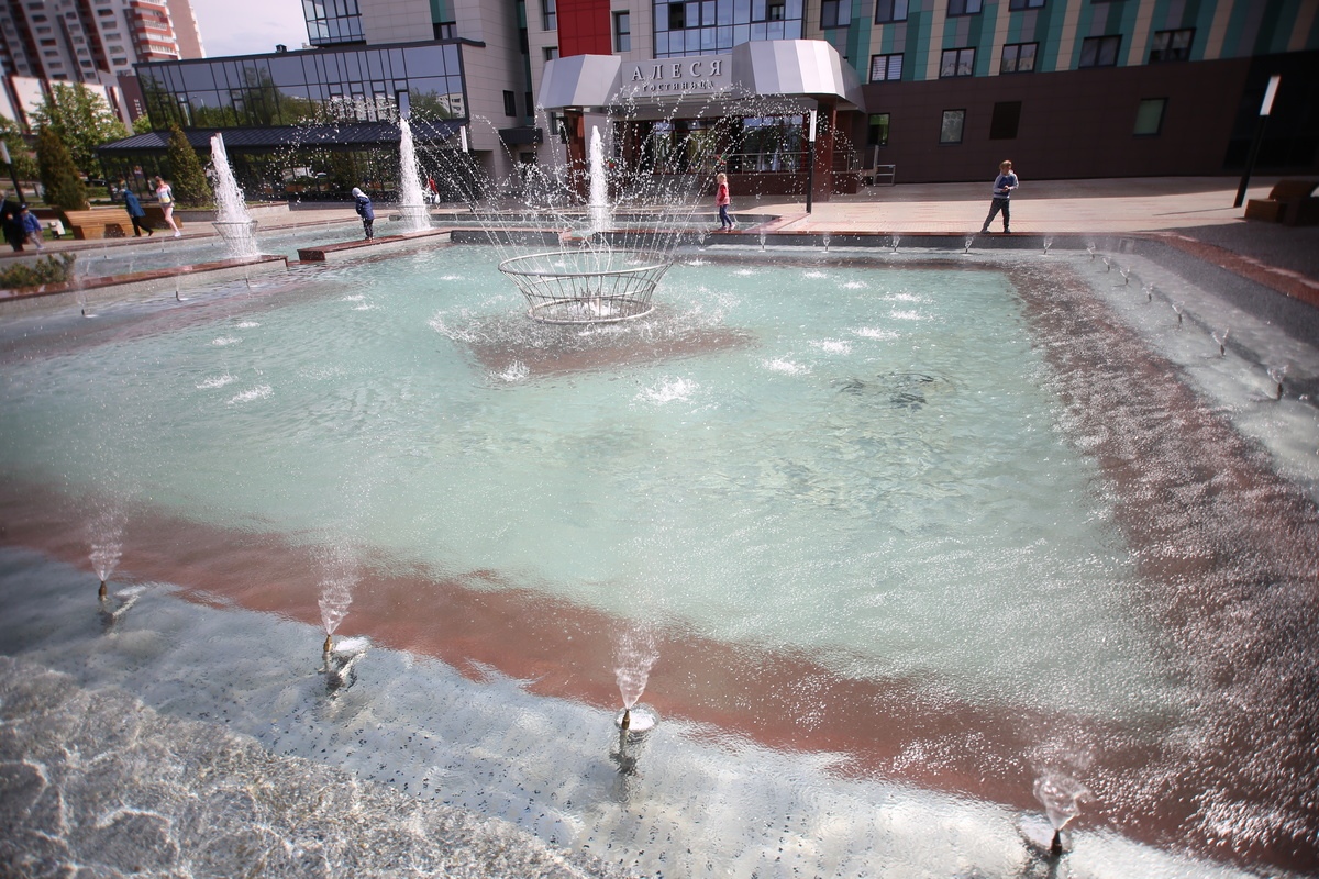 Фонтан у здания Белкалия в Солигорске