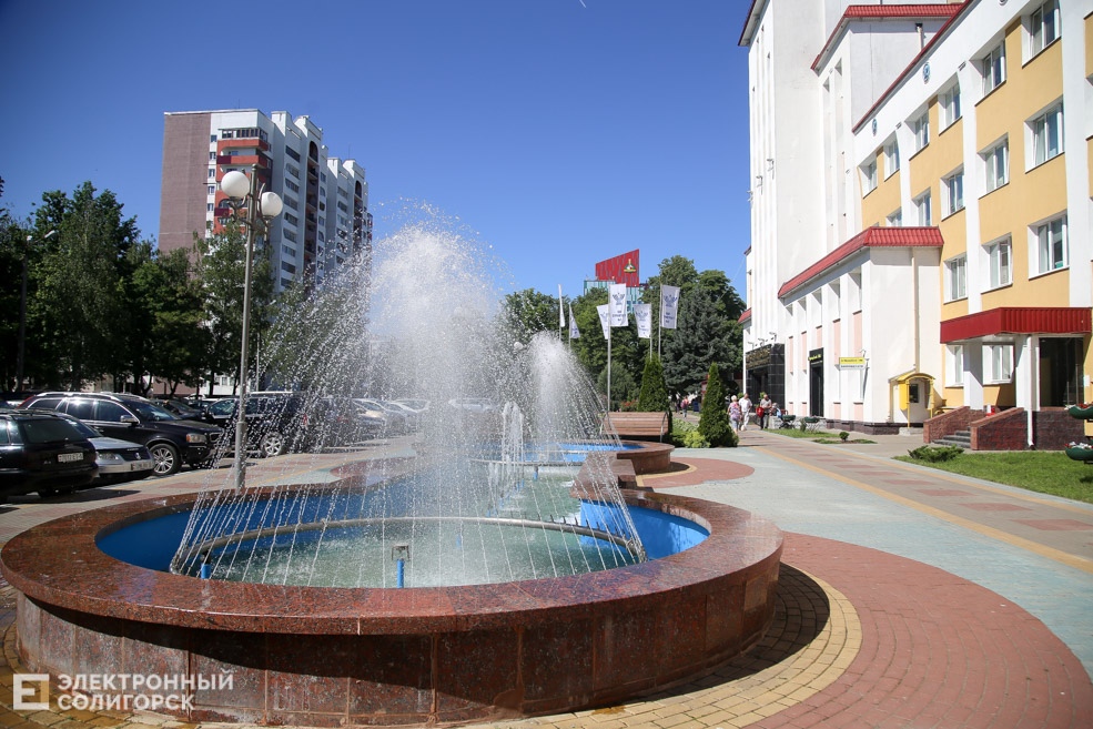 Фонтан у здания Стройтреста в Солигорске