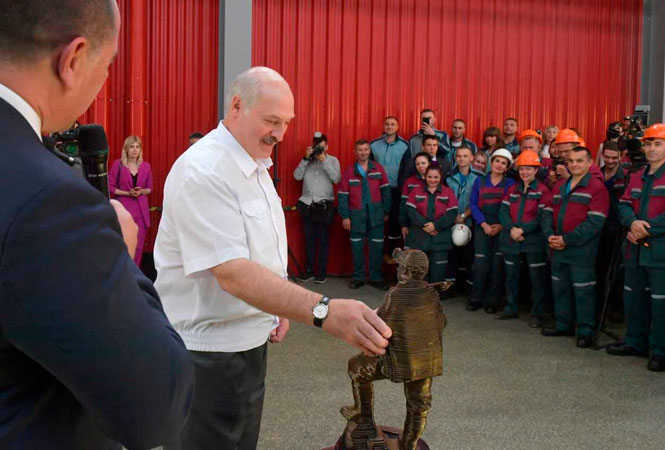 Александр Лукашенко подарок шахтеров