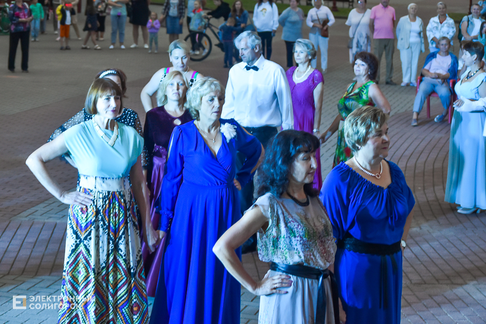 Музыкальные вечера на площади искусств в Солигорске