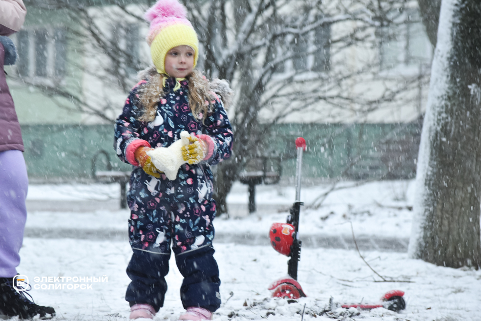 Парад Дедов Морозов и Снегурочек в Солигорске