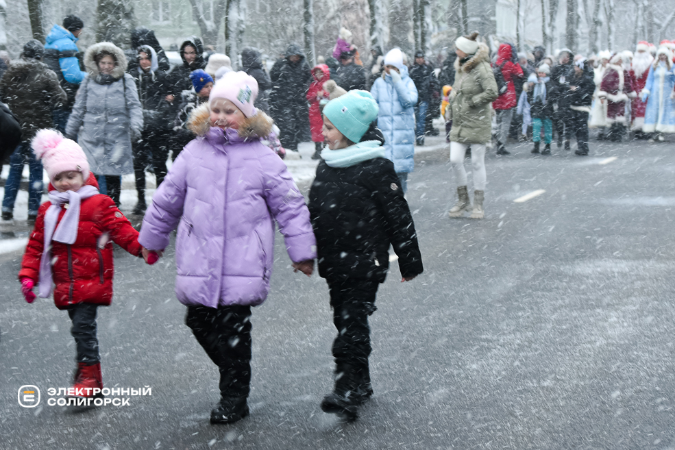 Парад Дедов Морозов и Снегурочек в Солигорске