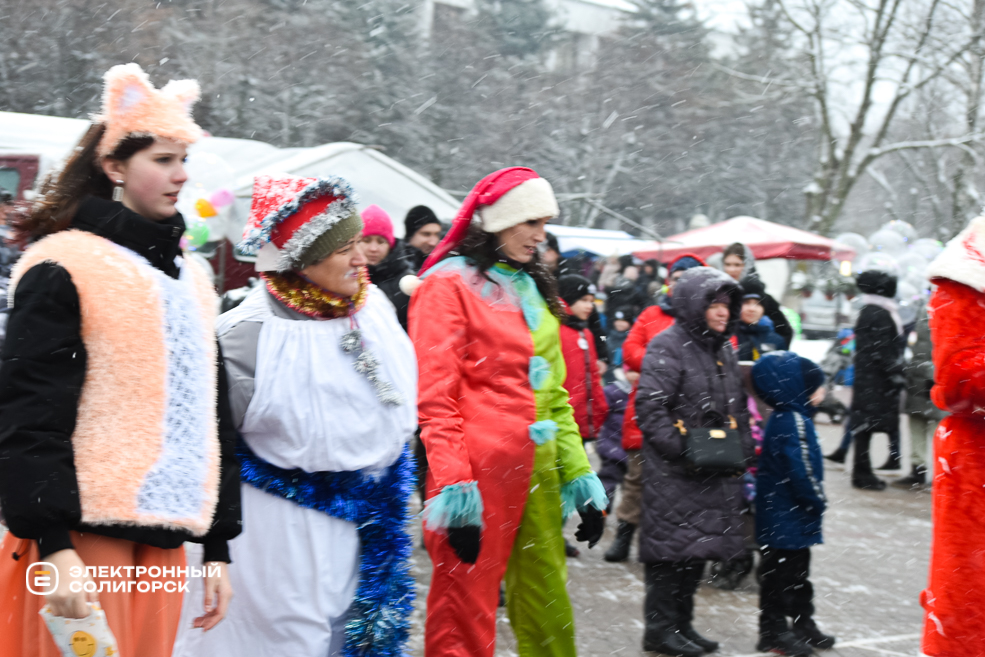 Парад Дедов Морозов и Снегурочек в Солигорске
