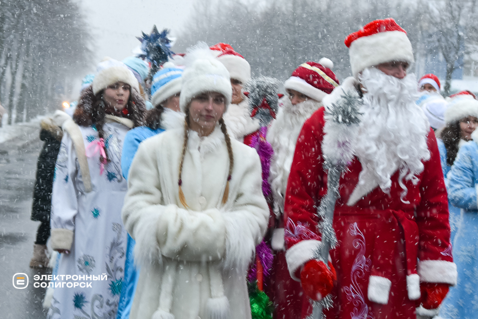Парад Дедов Морозов и Снегурочек в Солигорске