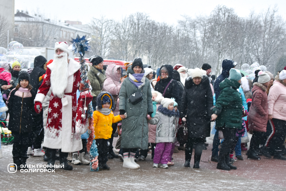 Парад Дедов Морозов и Снегурочек в Солигорске
