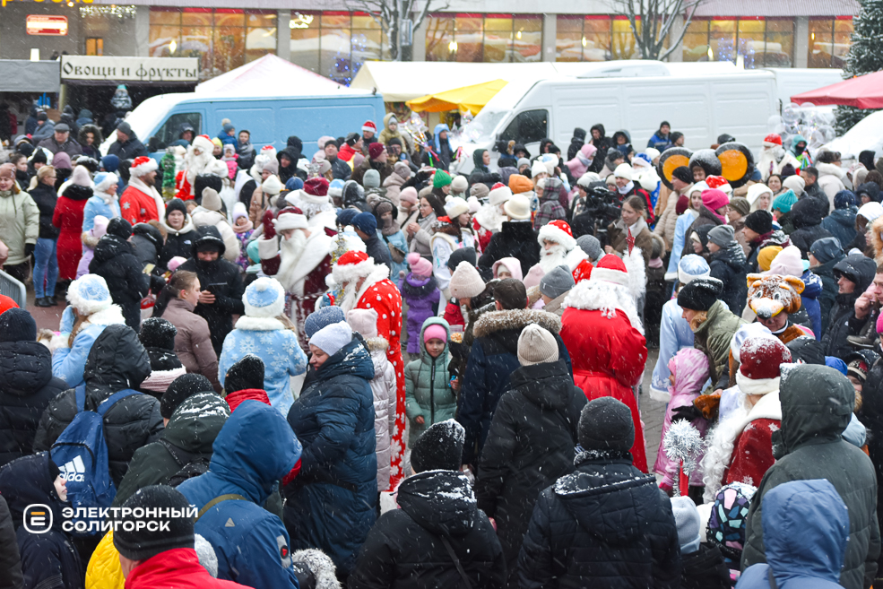 Парад Дедов Морозов и Снегурочек в Солигорске