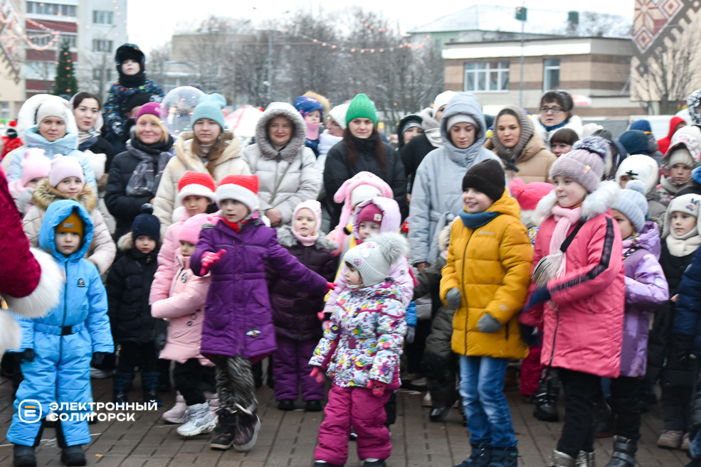 Парад Дедов Морозов и Снегурочек в Солигорске