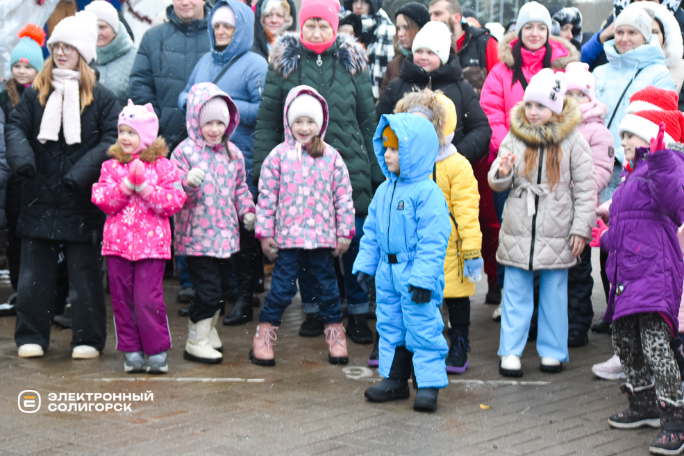 Парад Дедов Морозов и Снегурочек в Солигорске