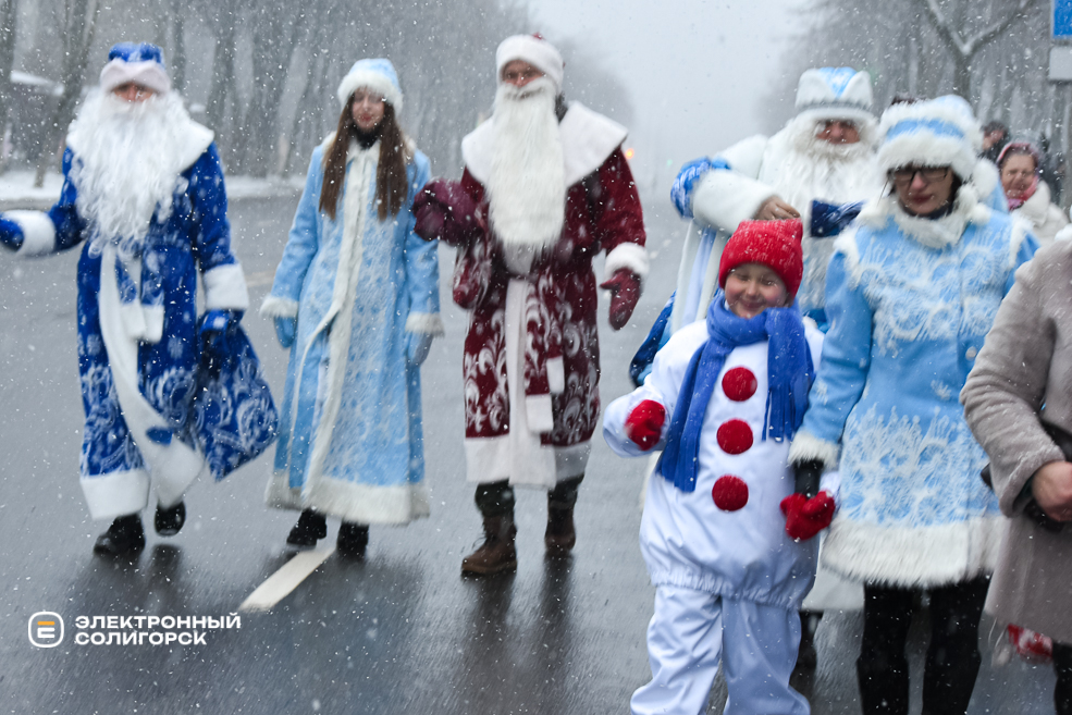 Парад Дедов Морозов и Снегурочек в Солигорске