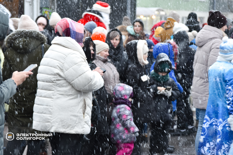 Парад Дедов Морозов и Снегурочек в Солигорске