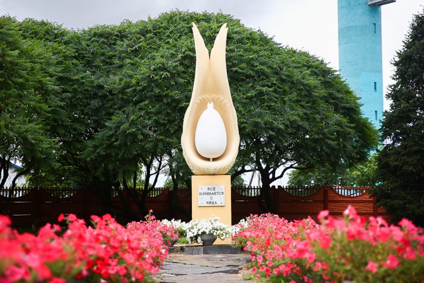 Памятник яйцу в Солигорске