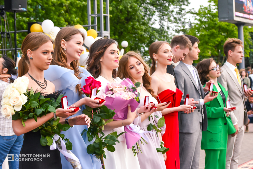 Медалисты районный выпускной бал в Солигорске