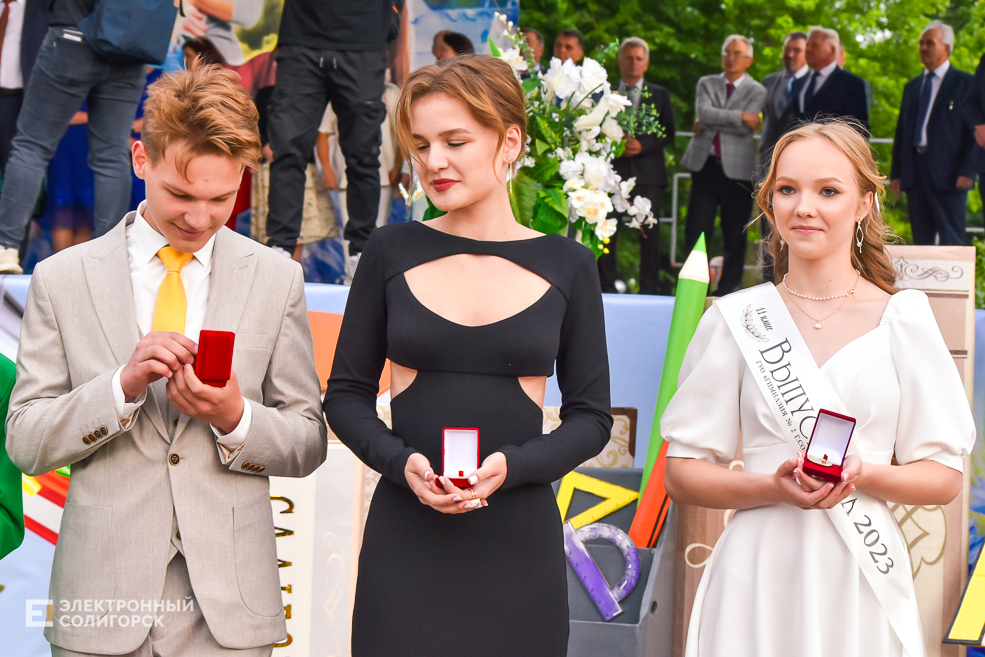 Медалисты районный выпускной бал в Солигорске