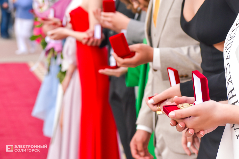 Медалисты районный выпускной бал в Солигорске