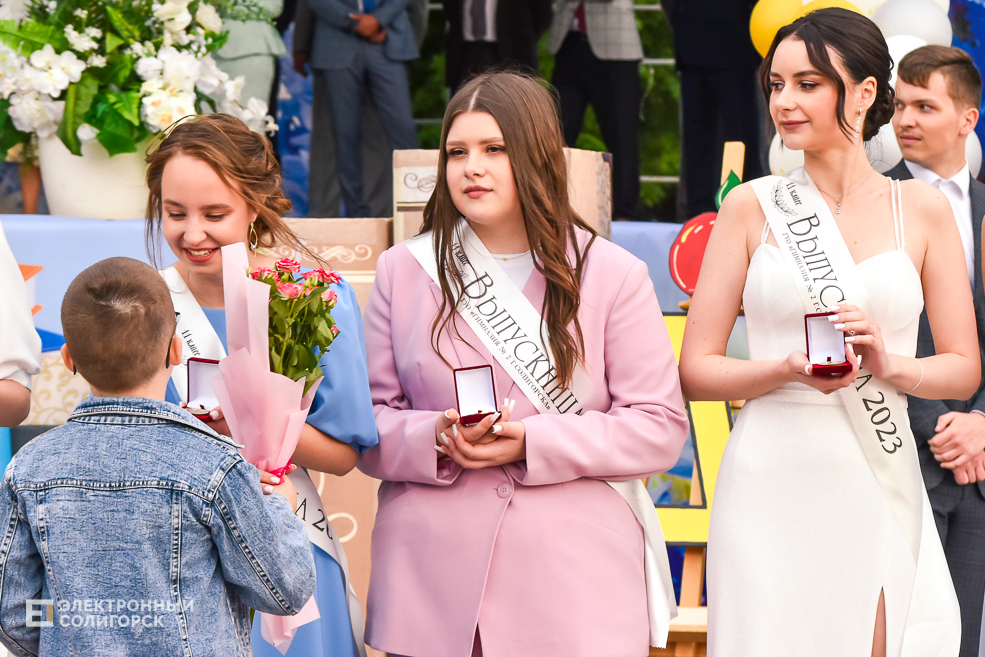 Медалисты районный выпускной бал в Солигорске