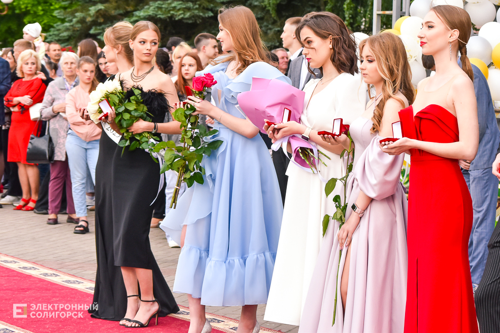 Медалисты районный выпускной бал в Солигорске