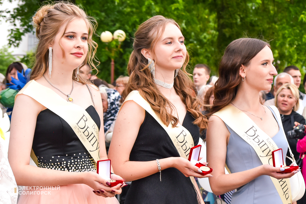 Медалисты районный выпускной бал в Солигорске