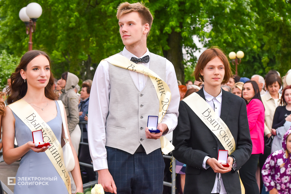Медалисты районный выпускной бал в Солигорске