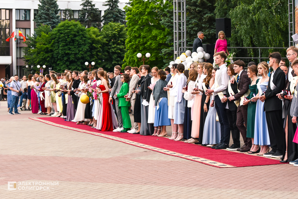 Медалисты районный выпускной бал в Солигорске