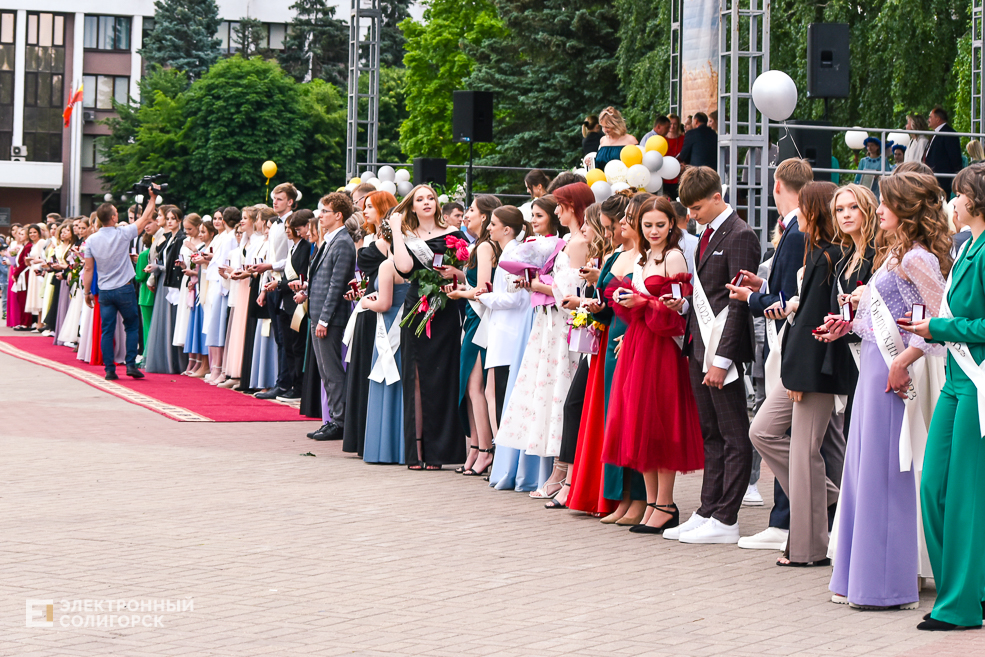 Медалисты районный выпускной бал в Солигорске