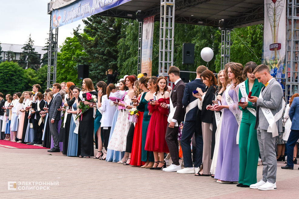Медалисты районный выпускной бал в Солигорске