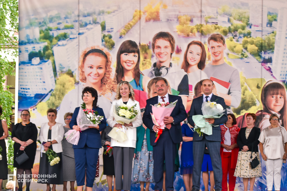 Медалисты районный выпускной бал в Солигорске