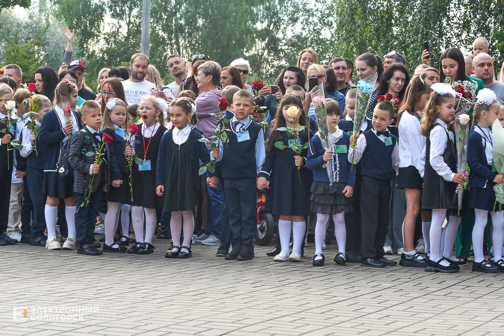 1 сентября линейка в третьей школе Солигорска