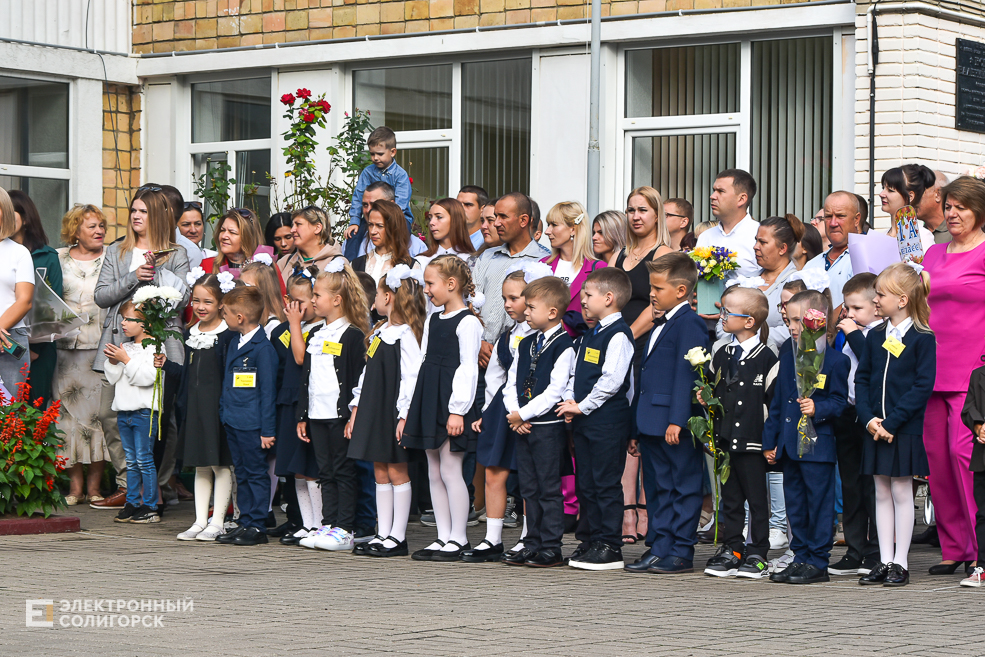 1 сентября линейка в третьей школе Солигорска