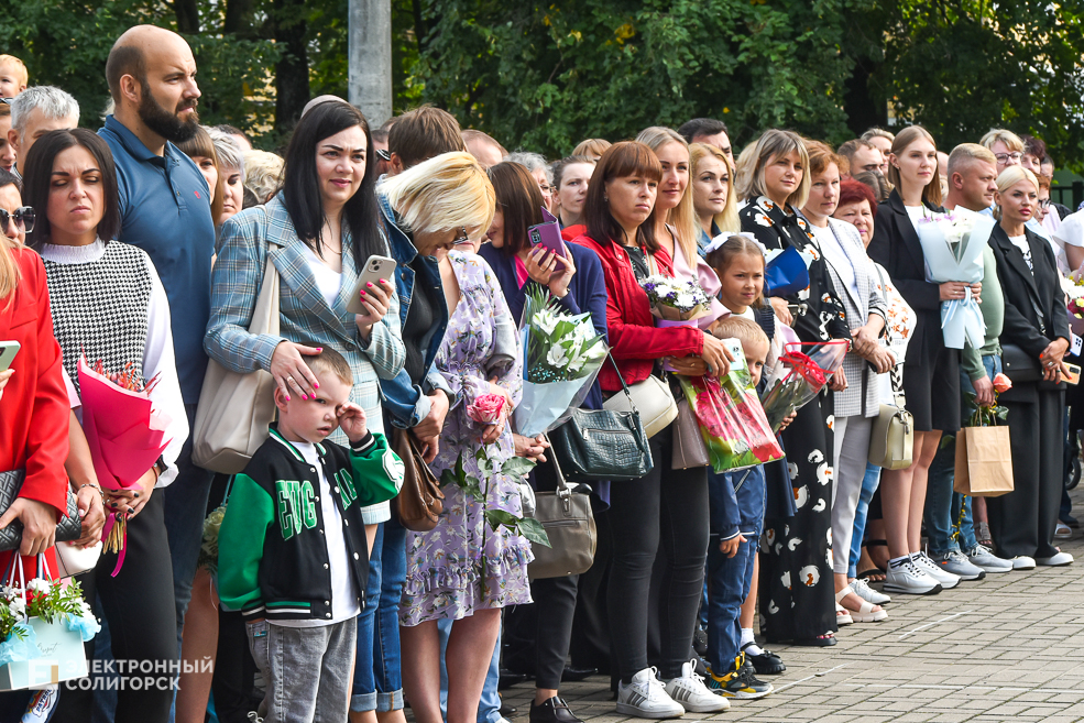 1 сентября линейка в третьей школе Солигорска