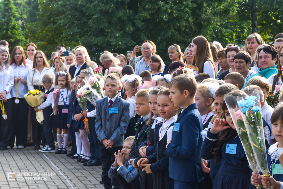 1 сентября линейка в третьей школе Солигорска