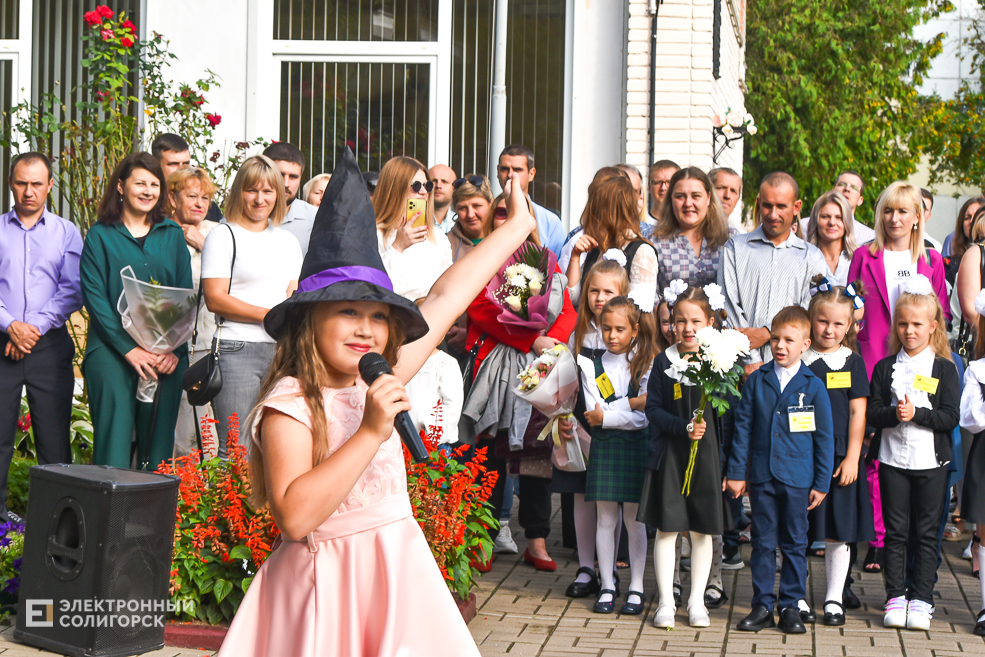 1 сентября линейка в третьей школе Солигорска