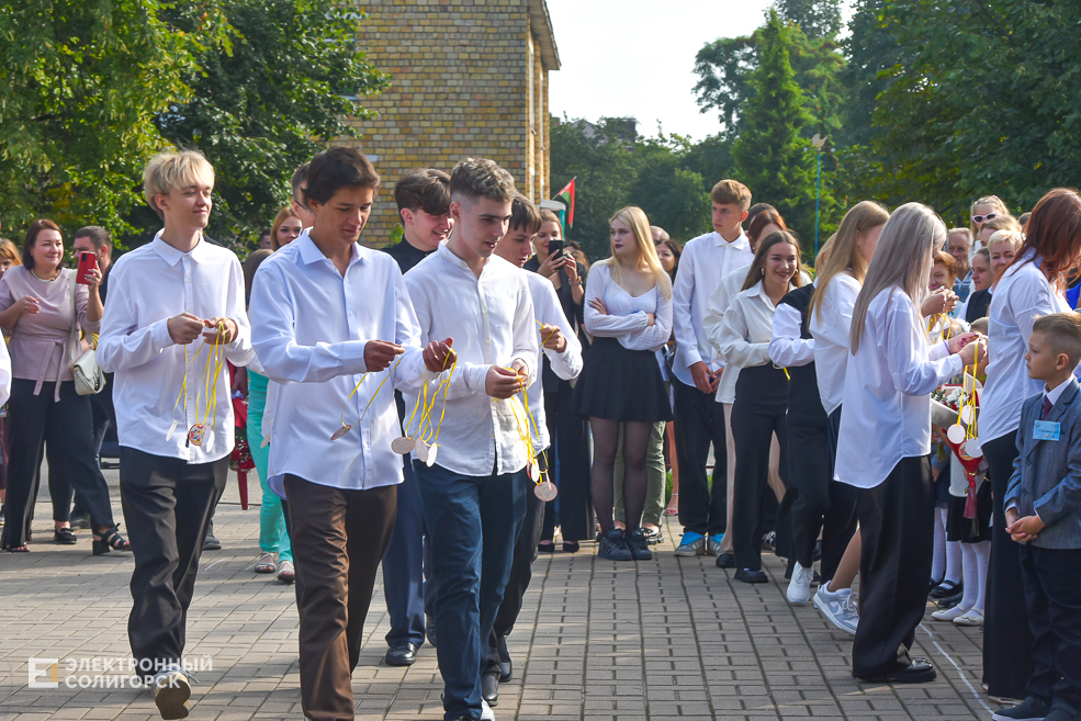 1 сентября линейка в третьей школе Солигорска