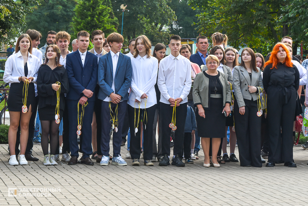 1 сентября линейка в третьей школе Солигорска