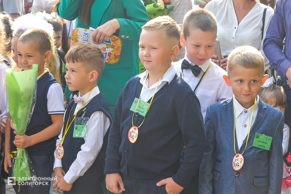 1 сентября линейка в третьей школе Солигорска