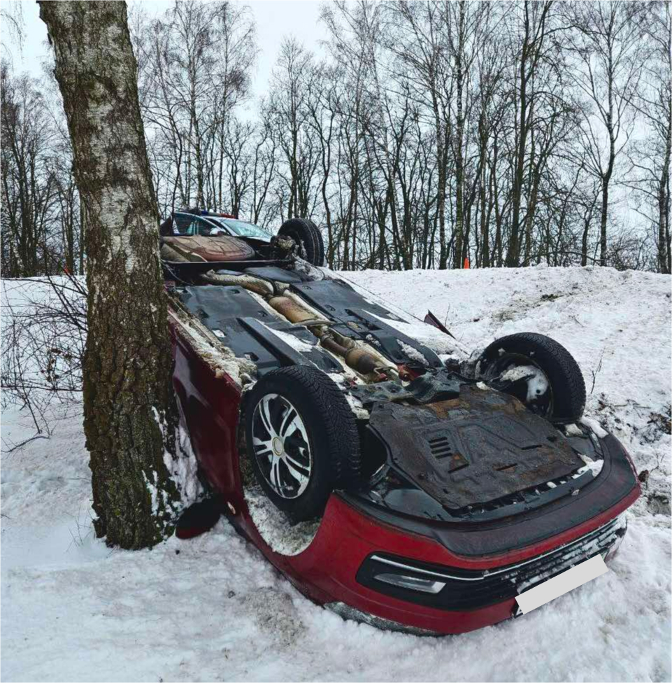 Машина в кювете