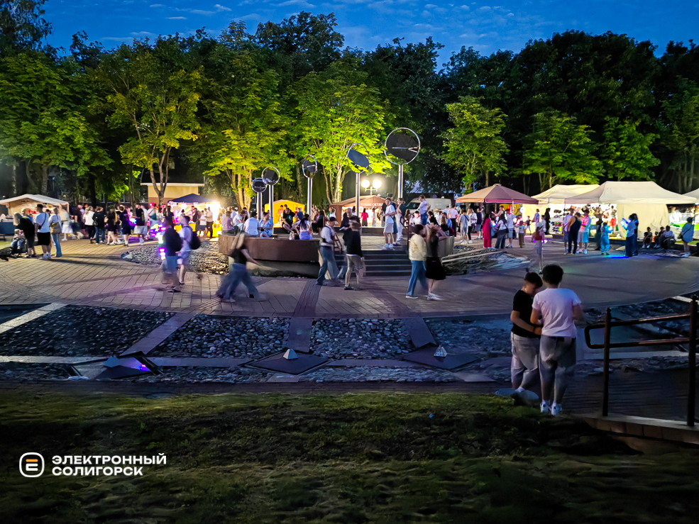 Вечерние гуляния в Солигорске и праздничный салют