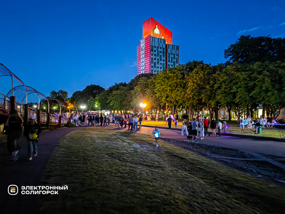 Вечерние гуляния в Солигорске и праздничный салют