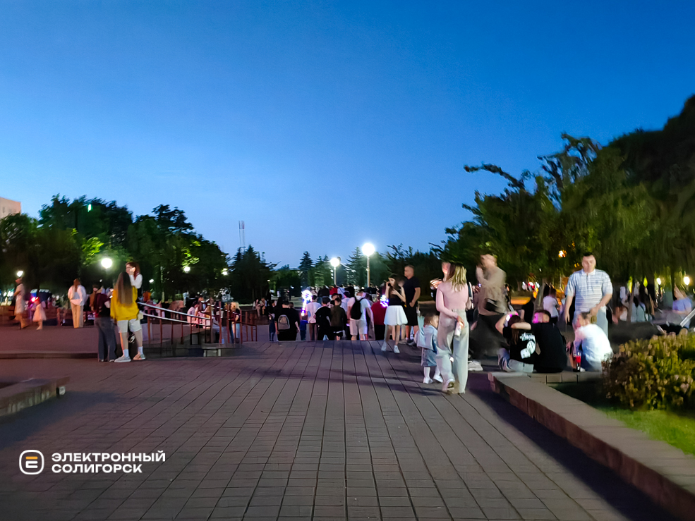 Вечерние гуляния в Солигорске и праздничный салют