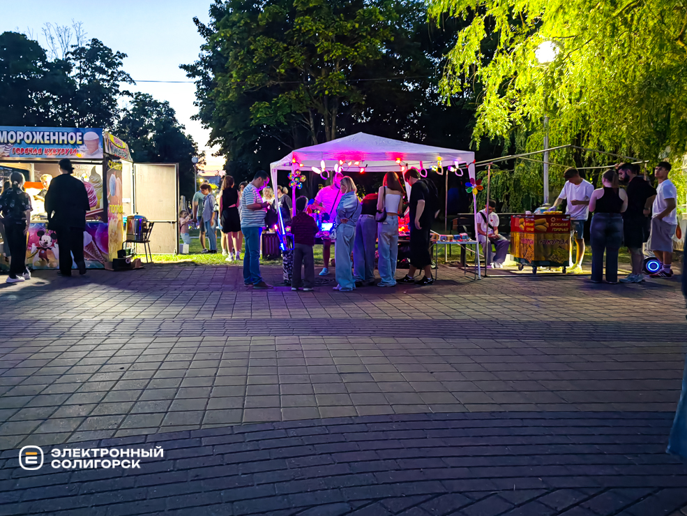 Вечерние гуляния в Солигорске и праздничный салют