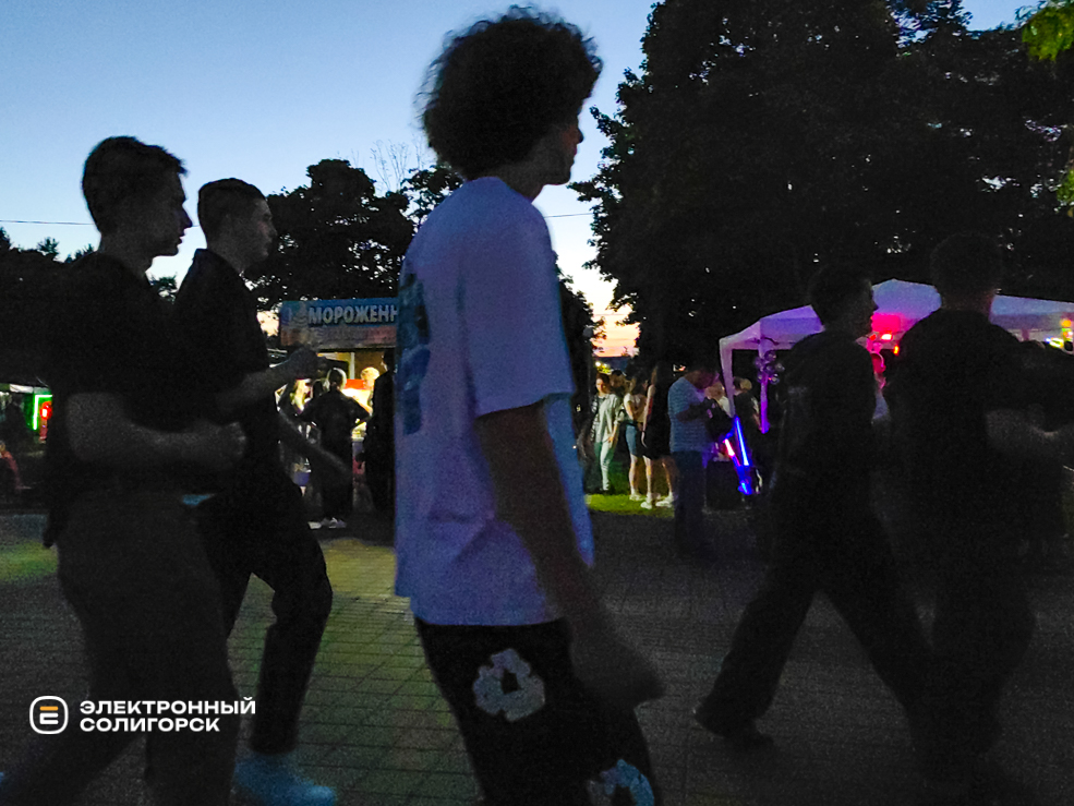 Вечерние гуляния в Солигорске и праздничный салют