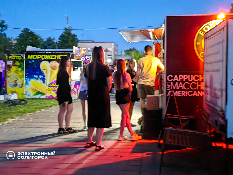 Вечерние гуляния в Солигорске и праздничный салют