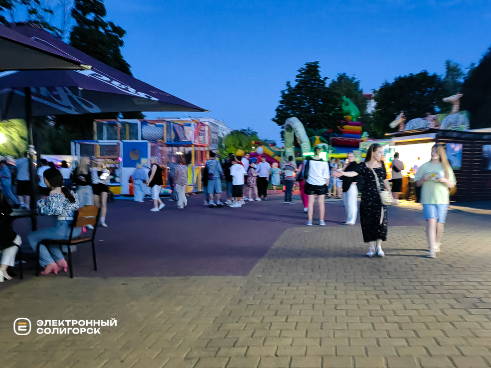 Вечерние гуляния в Солигорске и праздничный салют
